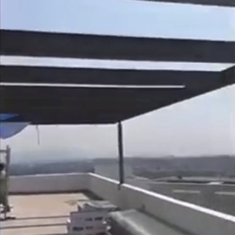 Pérgola de acero y piso deck de madera