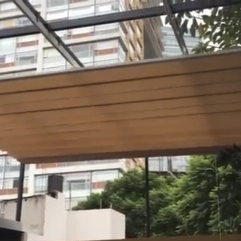 Estructura de acero con toldo impermeable